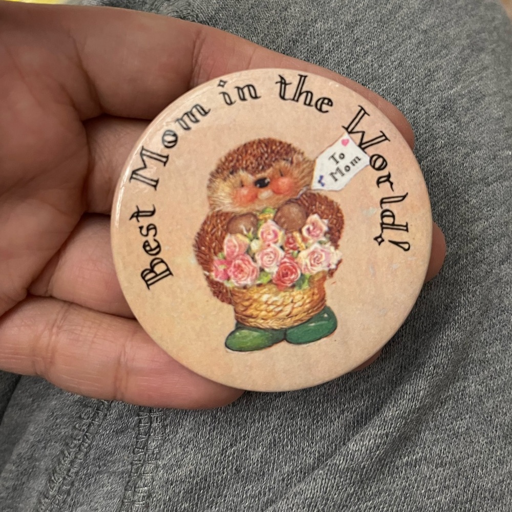 Best Mom in the World Mother Badge Pinback Button Pin Vintage Retro Flower Mama